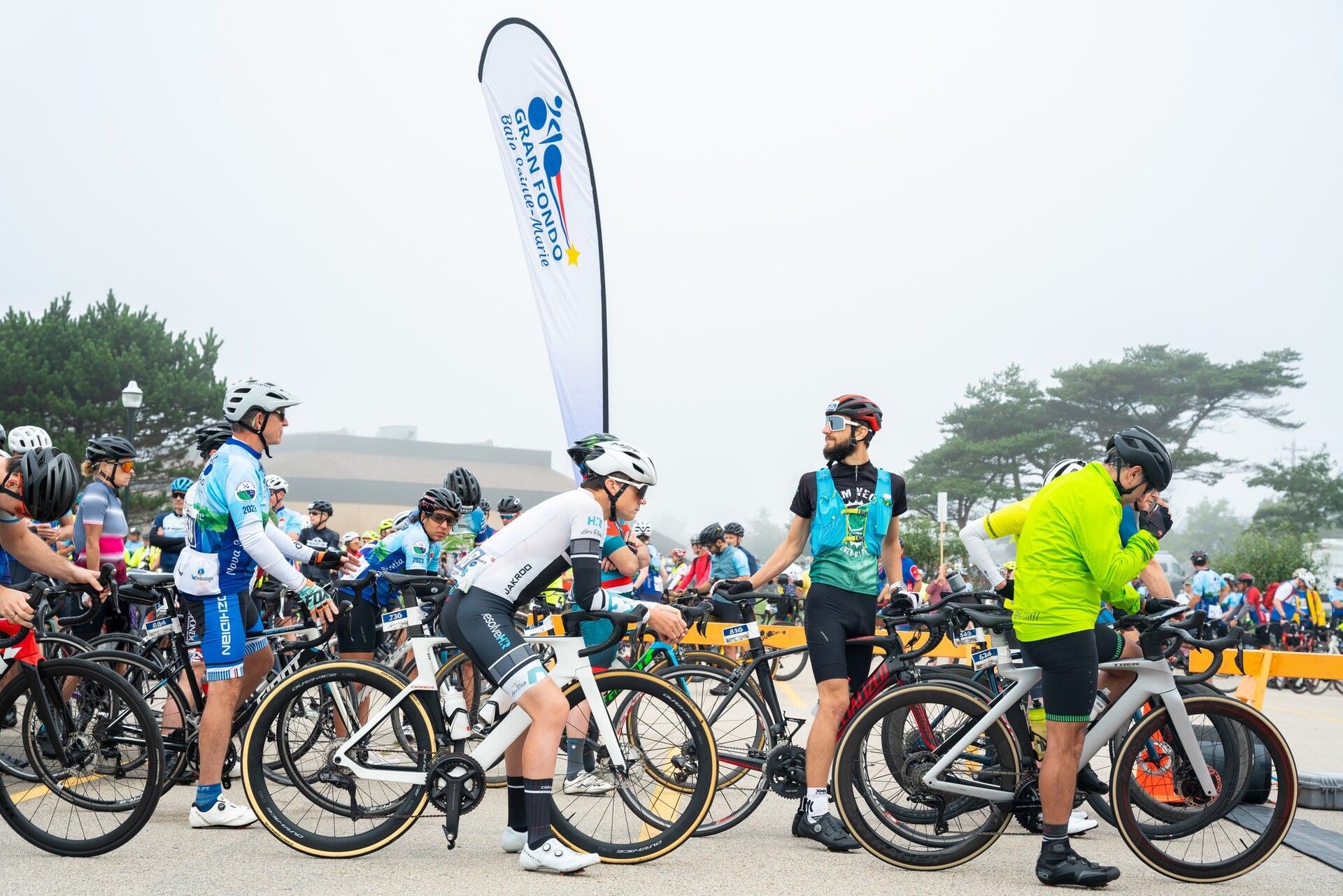 Cyclistes attendant le départ du Gran Fondo Baie Sainte-Marie 2023.