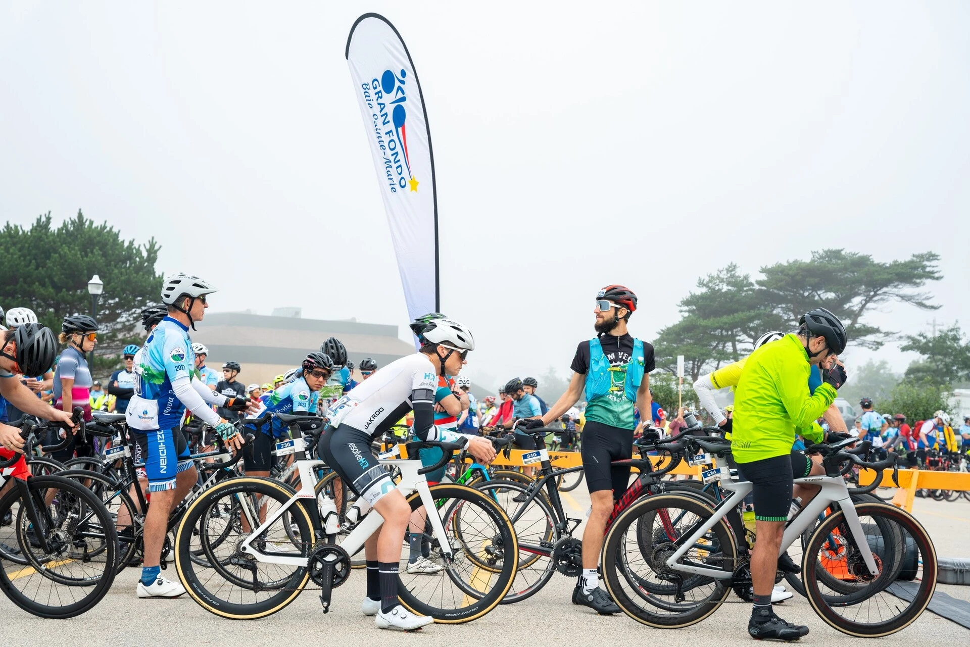 Cyclists waiting for the start of the Gran Fondo Baie Sainte-Marie 2023.