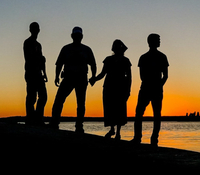 silhouettes de gens de différentes cultures